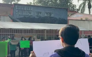 Imagen Padres de familia de la Primaria Díaz Mirón exigen destitución de la directora interina