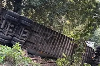 Imagen Vuelca tráiler tras chocar con auto en la Córdoba-Paso del Macho