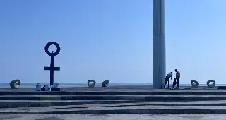 Imagen Limpian Plaza de la Soberanía tras ser vandalizada por mujeres en marcha del 8M en Veracruz