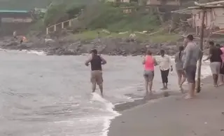 Imagen Continúa la búsqueda de joven que fue arrastrado por olas en playa al sur de Veracruz 