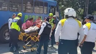 Imagen Estudiante cae de autobús de pasaje al ponerse en movimiento en Orizaba, Veracruz 