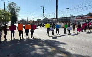 Imagen Padres de familia de primaria en Xalapa bloquean Lázaro Cárdenas, denuncian irregularidades