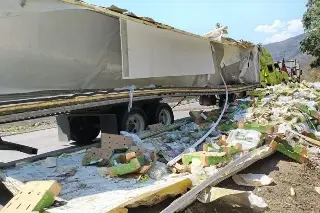 Imagen Vuelca tráiler en Maltrata y roban la carga de uvas