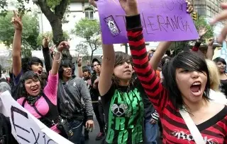 Imagen Decenas de personas llegan al Palacio de Bellas Artes por la Marcha Emo