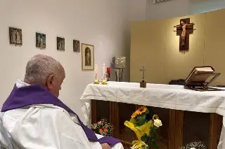 Imagen Publican primera imagen del Papa Francisco en oración tras ser hospitalizado