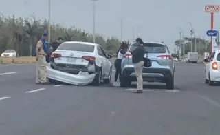 Imagen Chocan camioneta y carro particular en carretera Boca del Río - Paso del Toro