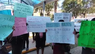 Imagen Padres de familia reclaman ausencia de maestros en escuela de Zongolica, Veracruz