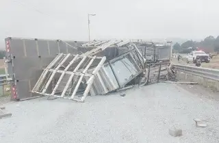 Imagen Se registra aparatosa volcadura de camión cargado de cristales en autopista de Veracruz 