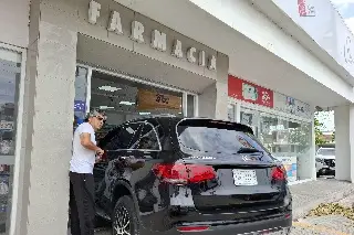 Imagen Camioneta de lujo se mete a farmacia en Veracruz 