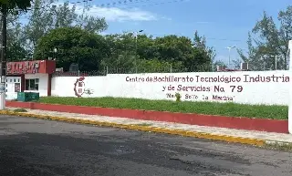 Imagen Construirán cancha de fútbol con pasto sintético en el Cbtis 79 de Boca del Río