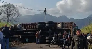 Imagen Aparatosa volcadura de camión cañero en carretera de Veracruz; hay 2 lesionados