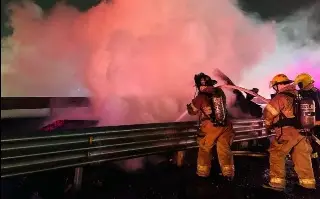 Imagen Tráiler vuelca y se incendia en autopista de Veracruz 