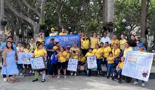 Imagen Realizan caminata por el Día Mundial del Síndrome de Down en el zócalo de Veracruz 