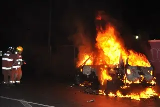 Imagen Se incendia camioneta tras chocar sobre libramiento Paso del Toro - Santa Fe