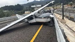 Imagen Avioneta 'estrena' nueva carretera de Sheinbaum en Hidalgo