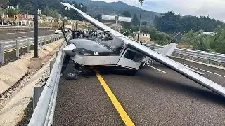 Imagen Avioneta aterriza de emergencia sobre la autopista Pachuca-Huasca