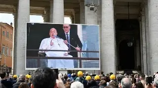 Imagen Fieles celebran en el Vaticano el alta del papa Francisco: “Es un milagro”