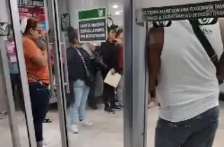 Imagen Impiden entrada y salida de personas de IMSS de Veracruz; menor se habría extraviado