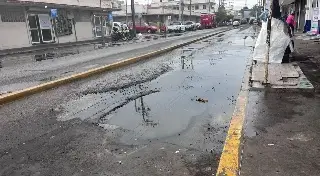 Imagen Fuga de aguas negras en la calle Hidalgo en el centro de Veracruz 