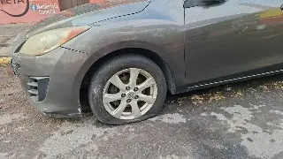 Imagen Auto cae a registro de luz sin tapa y pierde la llanta en Veracruz