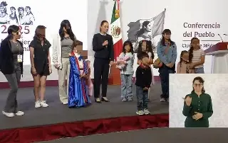 Imagen Sheinbaum festeja con niños y niñas en la conferencia mañanera 
