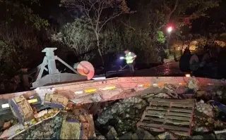 Imagen Vuelca tráiler cargado con frutas y verduras en la autopista Puebla-Orizaba