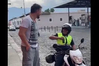 Si no mueve su vehículo será multado: advierte tránsito a Ricardo Arjona cuando iba a comprar pan