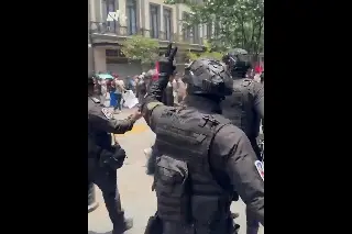 Imagen Encapuchados enfrentan a policías en la CDMX; hay lesionados (+Video)