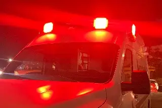 Imagen Motociclista derrapa en puente Morelos de Veracruz; es hospitalizada 