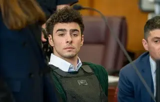 Imagen Defensa de Luigi Mangione denuncia imputación simultánea y pide retirar cargos de terrorismo