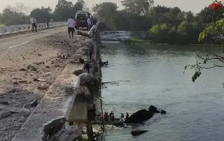 Imagen Muere trailero tras chocar y caer a río en Tabasco; bucean para rapiñar mercancía (+Video)