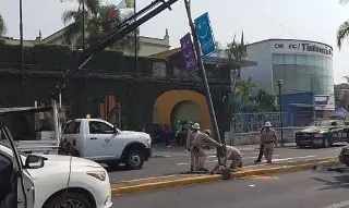 Imagen Camioneta derriba poste de alumbrado público en Orizaba, Veracruz 