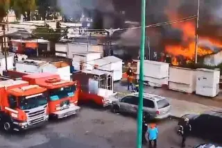 Imagen Incendio de viviendas irregulares en Lindavista provoca cierre de acceso a L6 del Metro de CDMX