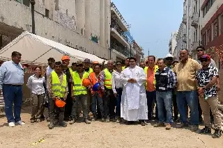Imagen Por día de la Santa Cruz, hacen celebración para albañiles en el Centro de Veracruz