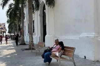 Imagen Estas son las nuevas bancas que colocaron en el zócalo de Veracruz