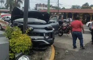 Imagen Camioneta choca contra poste en carretera de Veracruz; hay una lesionada 