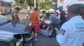 Imagen Motociclista resulta lesionado en choque con automóvil 