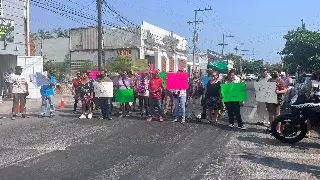 Imagen Vecinos de la colonia El Fénix bloquean avenida  20 de Noviembre, al exterior de CFE, en Veracruz
