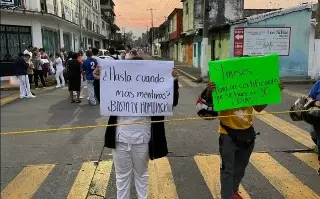Imagen Exestudiantes de enfermería y obstetricia exigen entrega de certificados de estudios en Xalapa