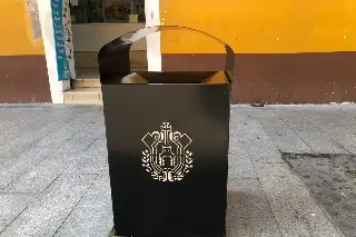 Imagen Colocan nuevos recipientes para la basura en el centro de Veracruz