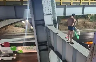 Imagen Arriesgan su vida para salvar la de sujeto que intentaba quitársela (+Video)