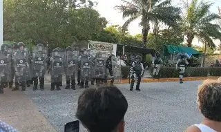 Imagen Reportan heridos por protesta de alumnos en escuela de Tabasco; lanzan gas lacrimógeno