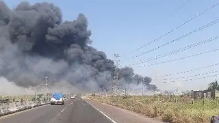 Imagen Tome precauciones, hay incendio forestal en carretera de Veracruz