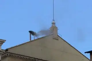 Imagen Segunda fumata negra, resignación en la plaza en espera de la próxima