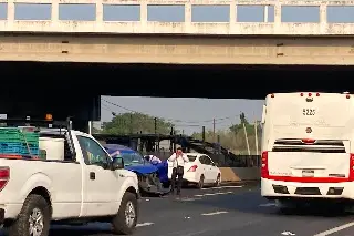 Imagen Volcadura y choque por alcance en la Veracruz-Cardel; caos vial