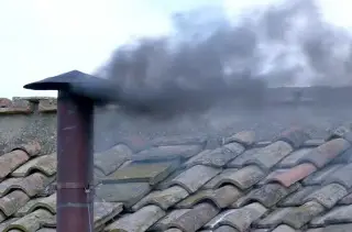 Imagen Concluyó la tercera votación del cónclave y vuelve a salir humo negro 
