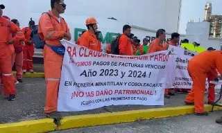 Imagen Empresas exigen a Pemex pago de adeudos millonarios; marchan y se plantan en Refinería Minatitlán