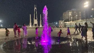 Imagen Un espectáculo de colores: así se ve fuente de luces en el malecón de Veracruz (video)