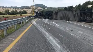 Imagen Saquean tráiler volcado en autopista Orizaba–Puebla