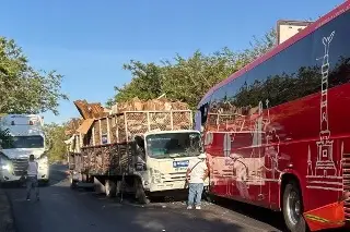 Imagen Cierre parcial por choque de autobús en carretera de Veracruz